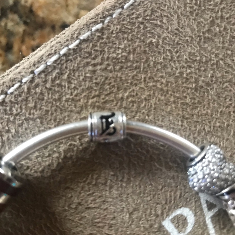 Hawaiian E barrel charm